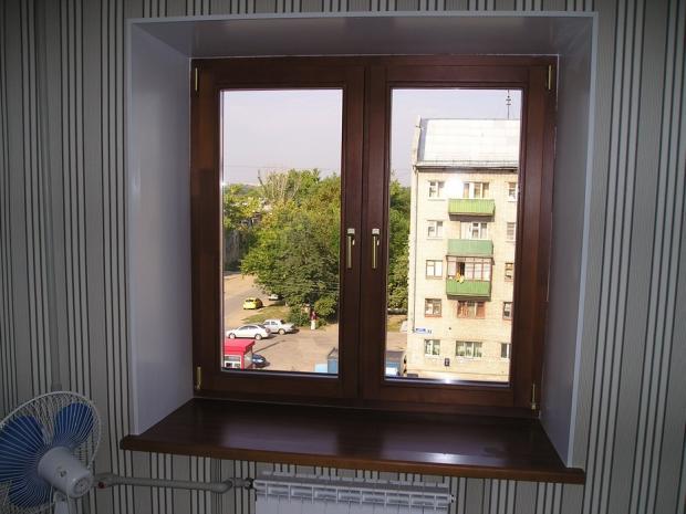 Деревянное окно неплохо смотрится в городской квартире