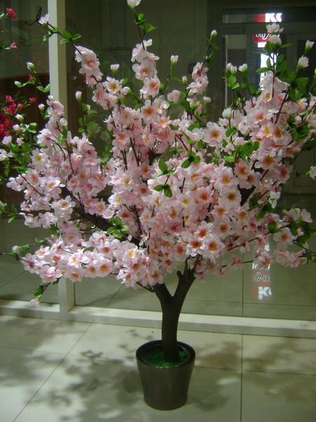 Искусственный вариант цветущей сакуры