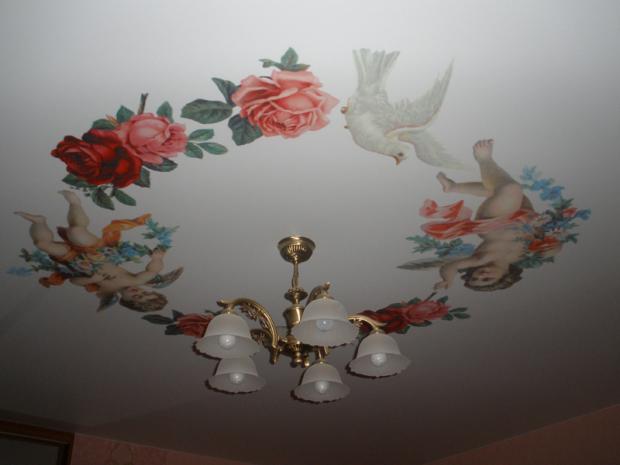 Натяжной глянцевый потолок, расписанный ангелами и розами