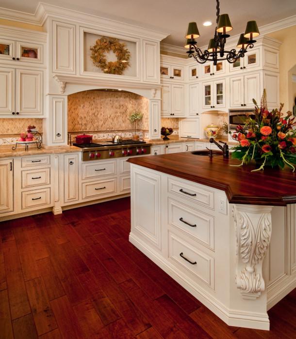Встроенная кухонная вытяжка на кухне в классическом стиле
