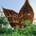 Купить дом на Рублевке в индонезийском стиле или построить?