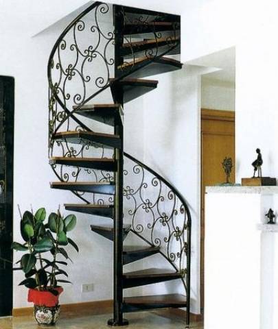 Винтовая лестница - один из вариантов металлоконструкций