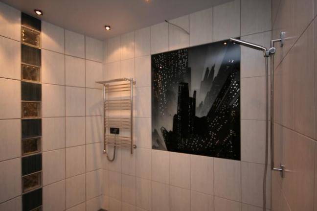 Стеклянная картина в ванной комнате