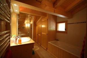 Ванная комната в стиле шале: натуральность альпийского приюта