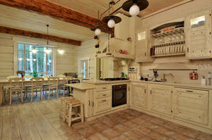 Кухонная мебель в классическом варианте, кантри и хай-тек