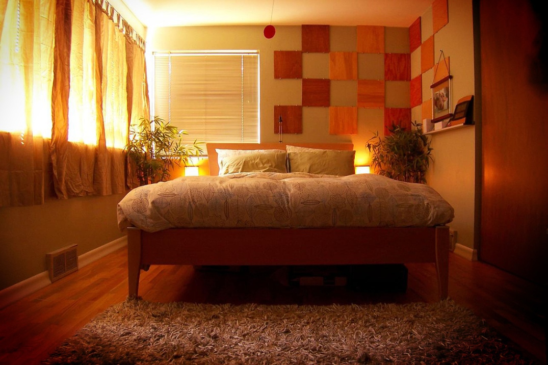 Комната была освещена ровным желтым светом. Спальня уют. Утреннее освещение в комнате. Уютное освещение комнаты. Уютное освещение в спальне.