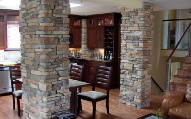 Интерьер квартиры с каменными колоннами Интерьер квартиры с каменными колоннами