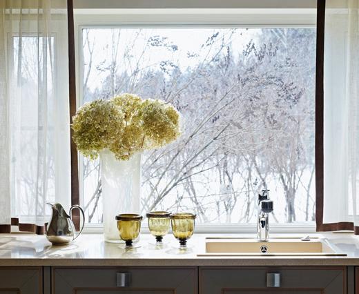 Обзор зимнего сада из окна кухни