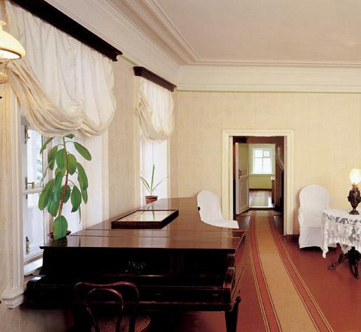 Гостиная с роялем в доме Ульяновых