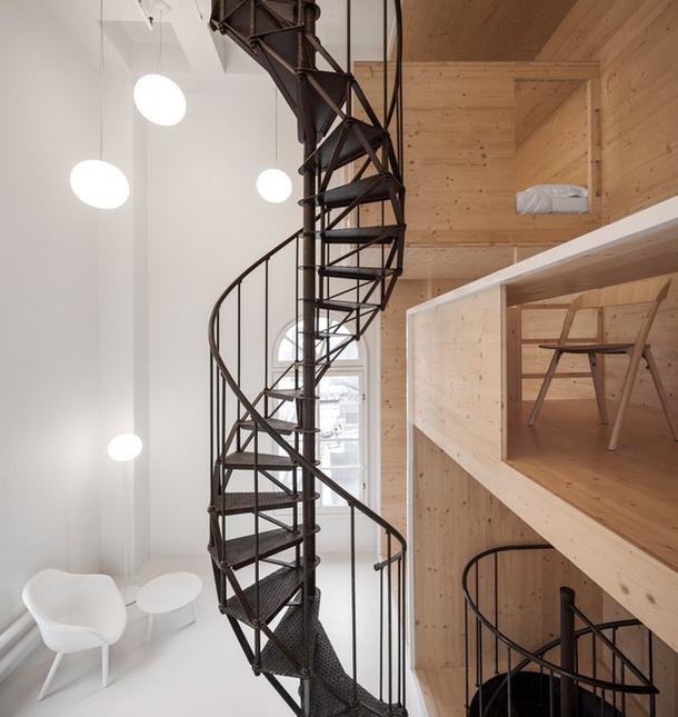 Винтовая лестница офиса-студии художников