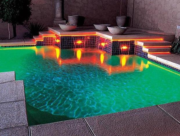 Бассейн, подсвеченный светодиодным шнуром