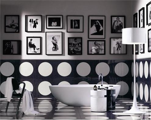 Ванная комната, совмещенная с кухней, в черно-белом вкусе