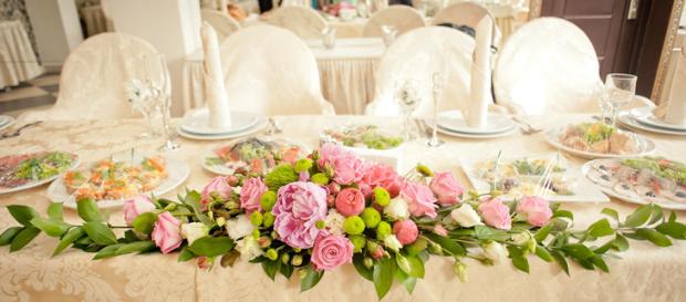 Живые цветы в свадебном интерьере