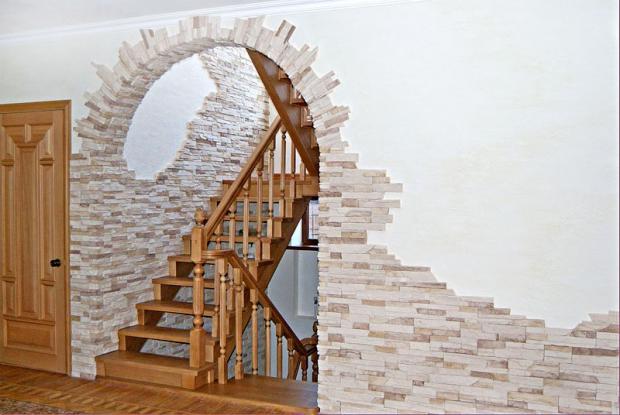 Красота искусственного камня в в лестничном проеме Красота искусственного камня в в лестничном проеме