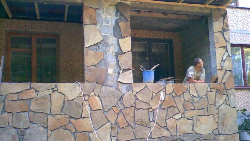 Внешняя отделка балкона декоративным камнем