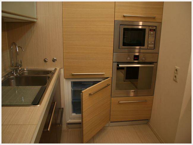 Холодильник, встроенный в кухонный гарнитур