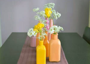 Разноцветные стеклянные вазы своими руками: как «переквалифицировать» тару из-под спиртных напитков